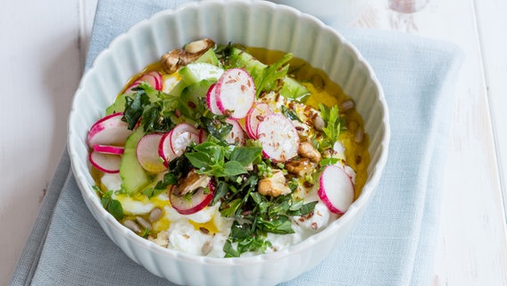 Eine Schüssel mit Quark-Öl-Frühstück steht auf dem Tisch. © NDR Foto: Claudia Timmann