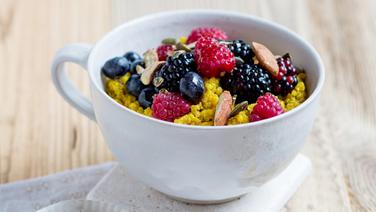 Eine Schüssel Quinoabrei mit Beeren steht auf einem Tisch. © NDR Foto: Claudia Timmann