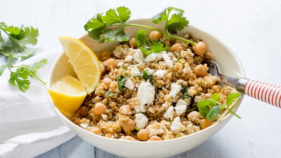 Eine Schüssel Quinoasalat mit Kichererbsen und Feta steht auf dem Tisch. © NDR Foto: Claudia Timmann