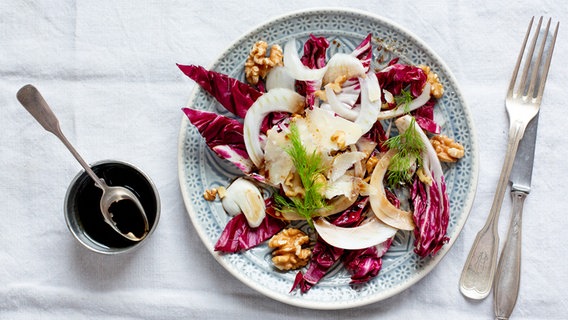 Radicchio-Fenchel-Salat steht auf einem Tisch. © NDR Foto: Claudia Timmann