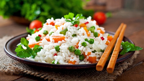 Gemüse-Reis auf einem Teller serviert. © timolina/fotolia Foto: timolina
