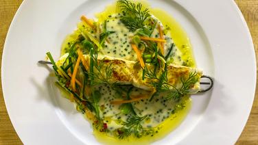 Robophila broth is served with beans and potato sauce on a white plate.  © NDR 