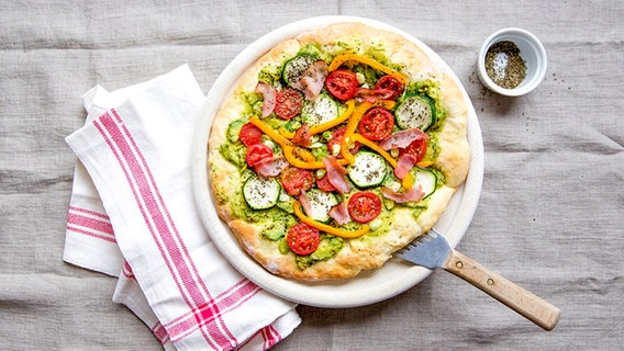 Avocado-Pizza auf einem Teller © Claudia Timmann Foto: NDR