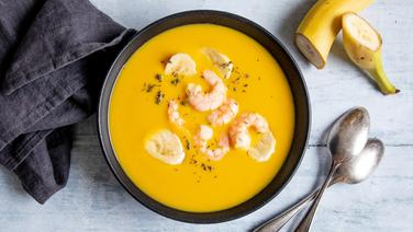 A bowl of banana soup with shrimp.  © NDR Photo: Claudia Timmann