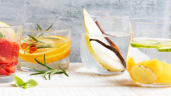 Verschiedene Gläser mit aromatisiertem Wasser, darunter ein Birnenwasser. © ZS-Verlag Foto: Claudia Timmann
