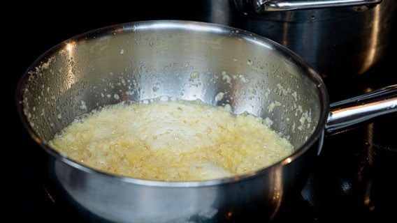 Geröstete Nüsse und geröstetes Pankonehl werden in Butter angeröstet. © NDR Foto: Claudia Timmann