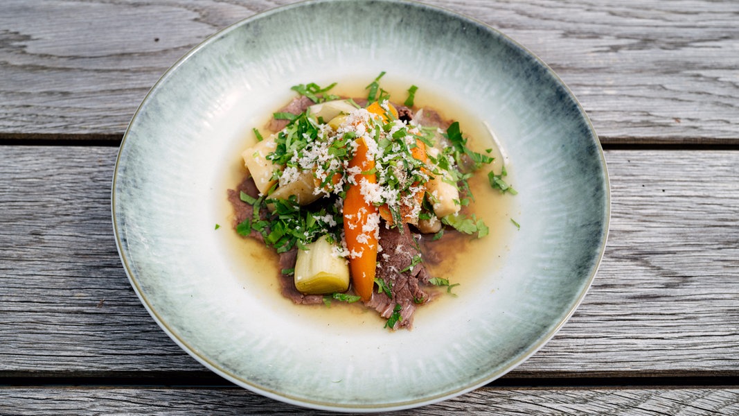 Tafelspitz-Bouillon mit Gemüse | NDR.de - Ratgeber - Kochen - Rezepte