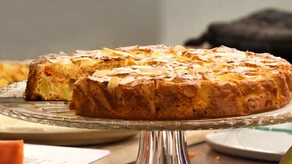Bratapfel-Kuchen auf einer Tortenplatte serviert. © NDR 