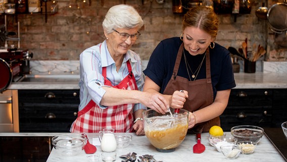Köchin Zora Klipp und ihre Oma rühren einen Teig für Braune Kuchen. © NDR Foto: Claudia Timmann