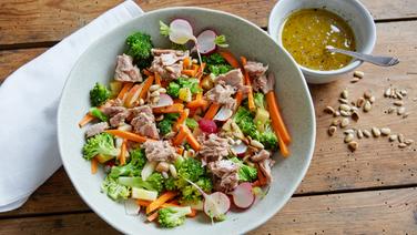 A bowl of broccoli and tuna salad.  © NDR Photo: Claudia Timmann