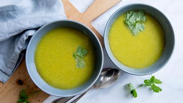 Two bowls with a light vegetable and broccoli soup.  © NDR Photo: Claudia Timmann