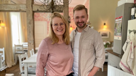 Jan-Philipp Baumgart zusammen mit Elisabeth Neufeld-Picciani in der Küche © NDR 