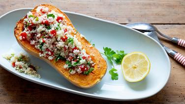 A butternut squash stuffed with couscous salad.  © NDR Photo: Claudia Timmann