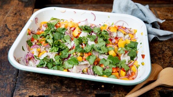 Ceviche-Salat mit Wolfsbarsch und Koriander in einer großen flachen Schale serviert. © NDR Foto: Claudia Timmann