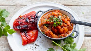 Ein Schälchen der marokkanischen Würzsoße Chermoula, daneben gegarte Paprika. © NDR Foto: Claudia Timmann
