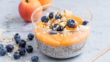 Eine Schale mit Chia-Aprikosen-Pudding, dekoriert mit Heidelbeeren, © ZS-Verlag Foto: Claudia Timmann