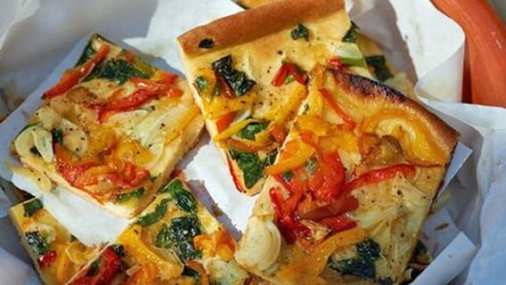 Spanische Pizza mit Paprika, Spinat und Zwiebeln. © NDR 