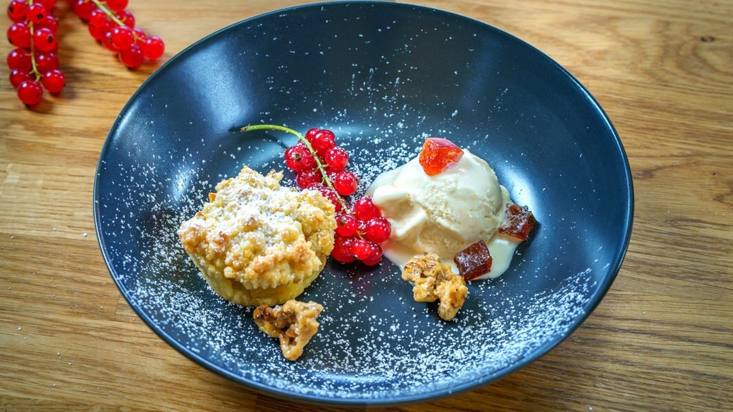 Flambierter Apfel-Crumble mit Quitten-Eis | NDR.de - Ratgeber - Kochen ...