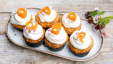 Möhren-Cupcakes mit Limetten-Frosting auf einer Platte serviert. © NDR Foto: Claudia Timmann