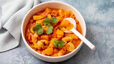 Eine Schüssel Thai-Curry mit Hähnchen. © NDR Foto: Claudia Timmann