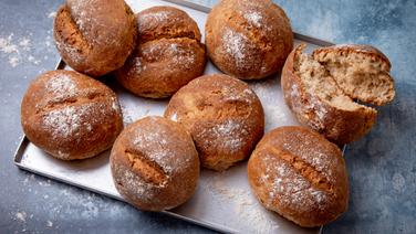 Ein Backblech mit frisch gebackenen Dinkelbrötchen.. © NDR Foto: Claudia Timmann