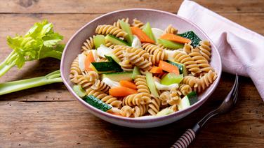A deep plate with spelled pasta, zucchini and carrots.  © NDR Photo: Claudia Timmann