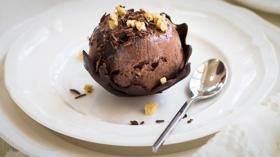 Schokoeis in Schokoladenschale auf einem Teller. © Fotolia Foto: Manuta