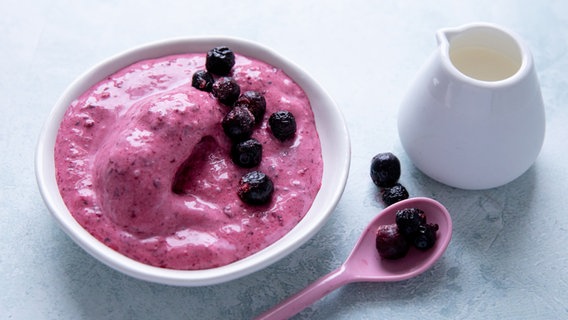 Selbst gemachtes Eis mit Heidelbeeren. © NDR Foto: Claudia Timmann