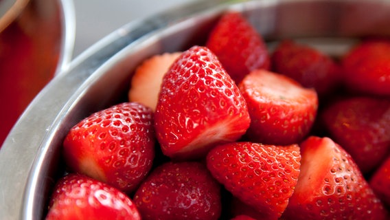 Cleaned strawberries close-up.  © NDR Photo: Claudia Timmann