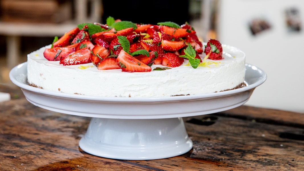 Erdbeer-Quark-Torte ohne Backen | NDR.de - Ratgeber - Kochen - Rezepte
