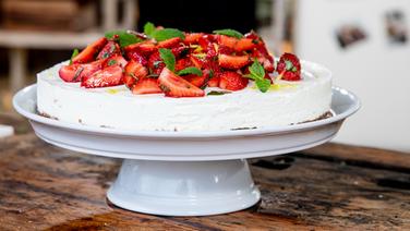 Strawberry curd cake on a cake stand.  © NDR Photo: Claudia Timmann