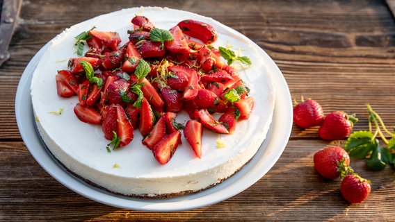 Erdbeer-Quark Torte auf einer Tortenplatte. © NDR Foto: Claudia Timmann