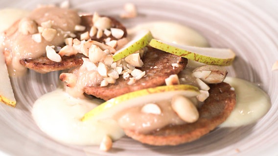 Buchweizen-Pfannkuchen mit Erdnuss-Mus auf einem Teller serviert. © NDR 