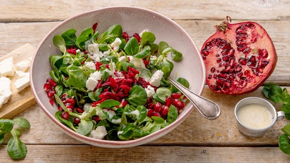 Eine Schale mit einem Salat aus Feldsalat, Roter Bete und Feta. © NDR Foto: Claudia Timmann