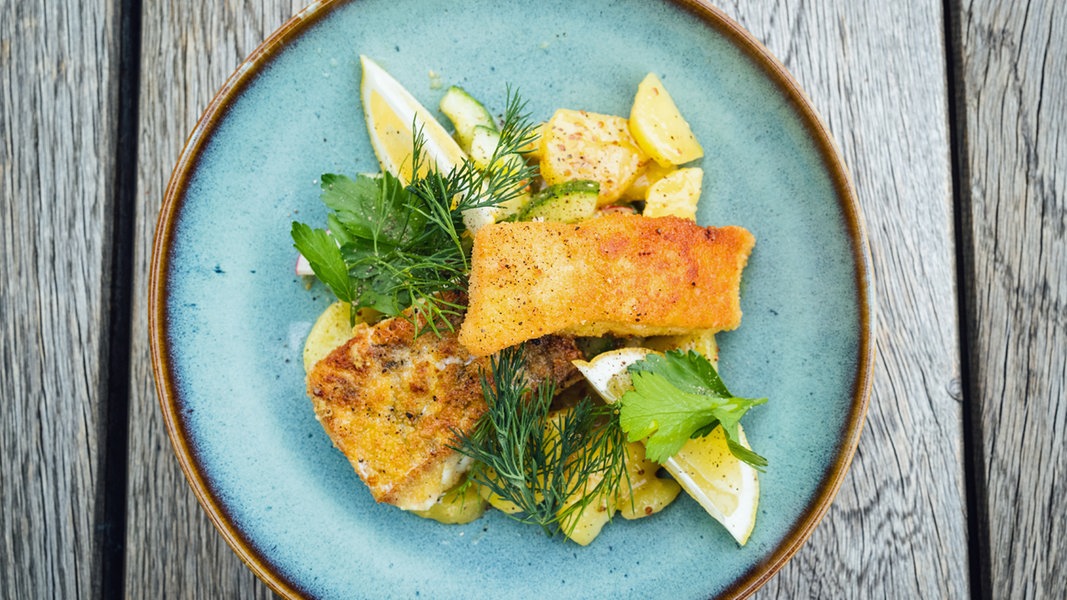 Fischstäbchen mit Kartoffel-Gurkensalat | NDR.de - Ratgeber - Kochen ...