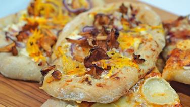 Flammkuchen mit Pfifferlingen und Kürbis. © NDR Foto: Florian Kruck