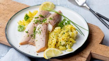 Steamed trout fillets on a plate over Chinese cabbage.  © NDR Photo: Claudia Timmann