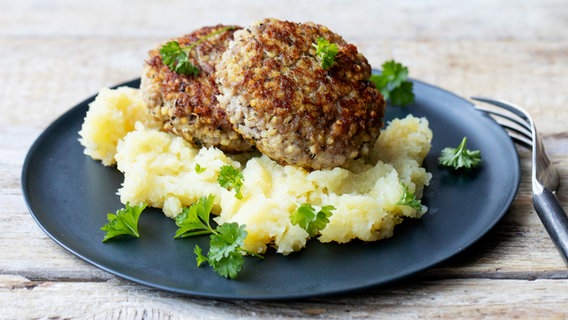 Two chicken meatballs on mashed potatoes and parsnips.  © NDR Photo: Claudia Timmann