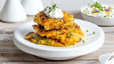 A plate of freshly fried vegetable pancakes.  © NDR Photo: Claudia Timmann