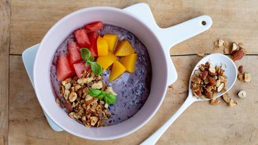 Eine Schale mit Fruchtsalat und veganem Fruchtjoghurt sowie Granola. © NDR Foto: Claudia Timmann