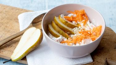 A bowl with cottage cheese, pear and grated carrots.  © NDR Photo: Claudia Timmann
