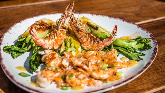 Grilled bak choi with shrimp on a plate.  © NDR Photo: Tansuke Udo