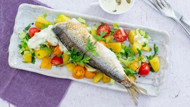 Gebratener Fisch mit Gemüse auf einer Platte. © NDR Foto: Claudia Timmann