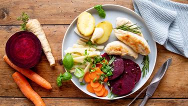 A plate with fried chicken breast, potatoes, beetroot and other vegetables.  © NDR Photo: Claudia Timmann