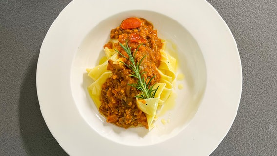Pappardelle mit Gemüse-Bolognese auf einem weißen Teller angerichtet © NDR 
