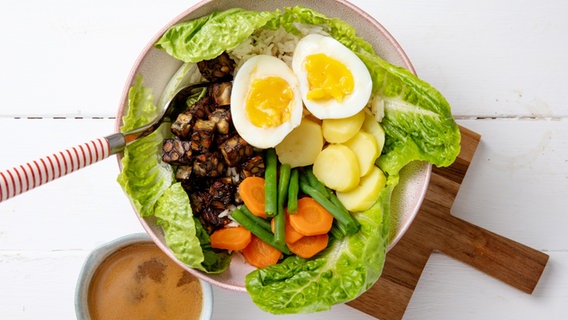Eine Gemüse-Kokos-Bowl mit Schwarze-Bohnen-Tempeh und gekochten Eiern. © NDR Foto: Claudia Timmann