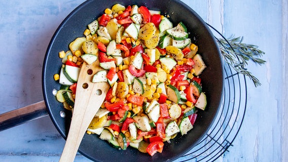 Eine Gemüsepfanne mit Paprika und Zucchini. © NDR Foto: Claudia Timmann