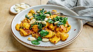 Gnocchi with Swiss chard and almonds laid out on a plate.  © NDR Photo: Claudia Thimmann