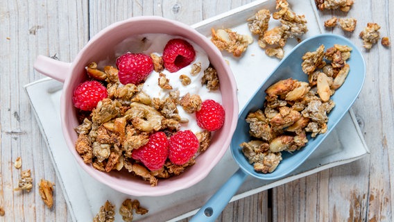 Eine Schale mit selbst gemachtem Granola, garniert mit frischen Himbeeren. © ZS-Verlag Foto: Claudia Timmann