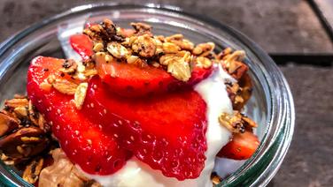 Granola mit Jogurt und Erdbeeren © NDR 